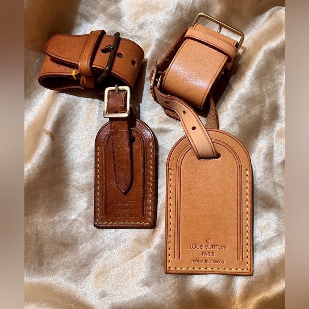 🌟HOT PICK🌟 2 AUTHENTIC  LOUIS VUITTON tags with poignet. GREAT CONDITION